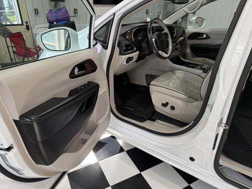 White 2021 Chrysler Pacifica Limited