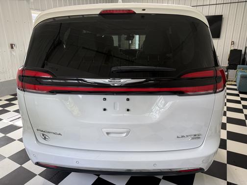 White 2021 Chrysler Pacifica Limited