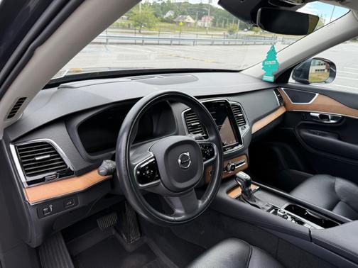 2021 Volvo XC90 T6 Momentum