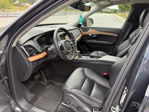2021 Volvo XC90 T6 Momentum