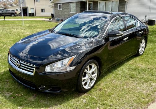 Black 2013 Nissan Maxima SV