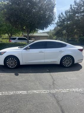 White 2017 Kia Cadenza Premium