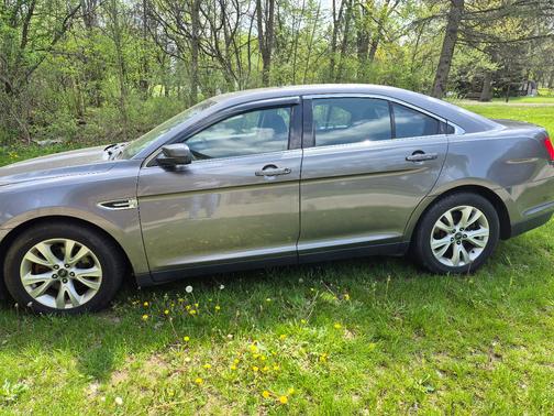 Gray 2012 Ford Taurus SEL