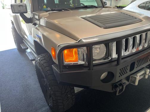 Gold 2009 Hummer H3 Alpha