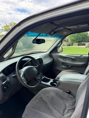 White 2001 Ford Expedition Eddie Bauer