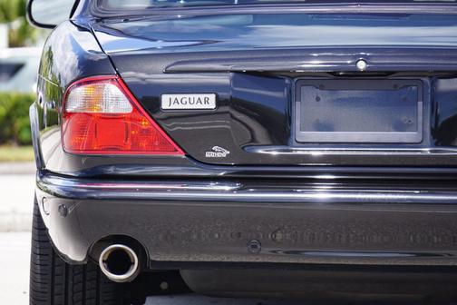 2002 Jaguar XJR Base