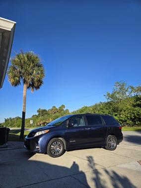 Blue 2018 Toyota Sienna XLE