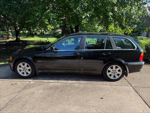Black 2001 BMW 325 i
