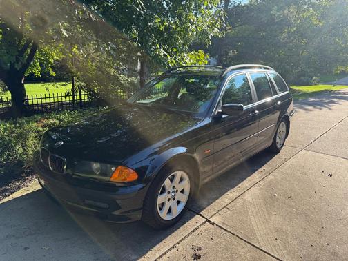 Black 2001 BMW 325 i