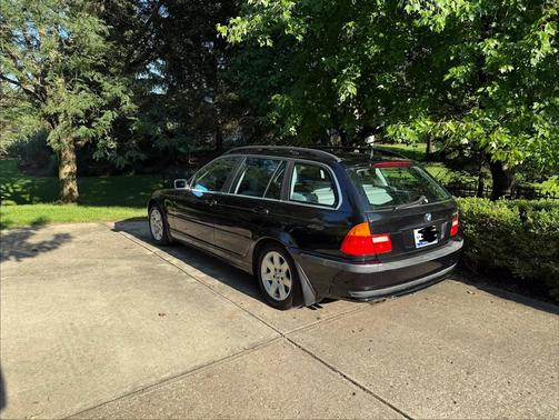 Black 2001 BMW 325 i