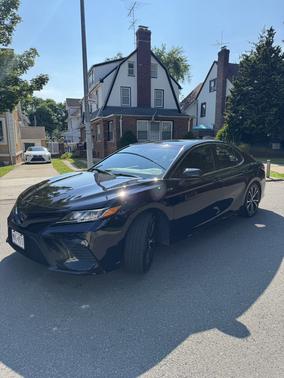 Black 2019 Toyota Camry SE