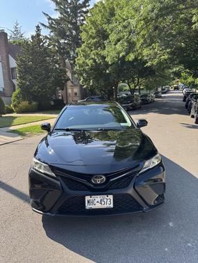 Black 2019 Toyota Camry SE