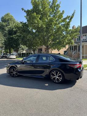Black 2019 Toyota Camry SE