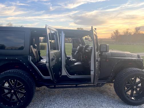 Photo 4 of 9 of 2013 Jeep Wrangler Unlimited Freedom Edition