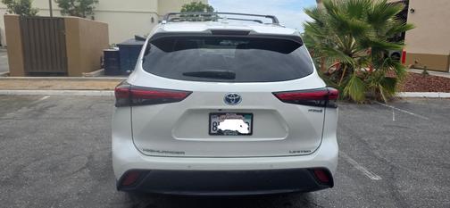White 2021 Toyota Highlander Hybrid Limited
