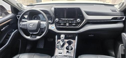 White 2021 Toyota Highlander Hybrid Limited