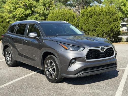 Gray 2023 Toyota Highlander XLE