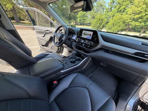 Gray 2023 Toyota Highlander XLE