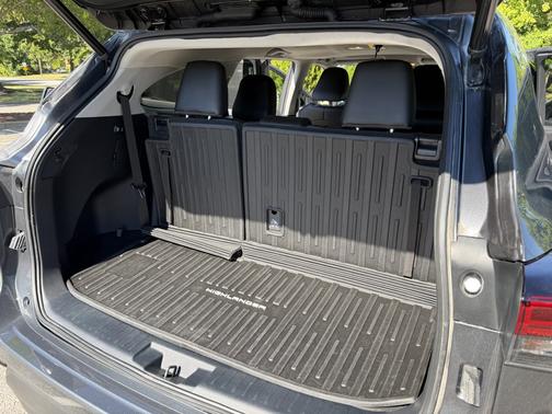 Gray 2023 Toyota Highlander XLE