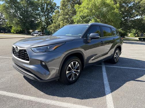 Gray 2023 Toyota Highlander XLE