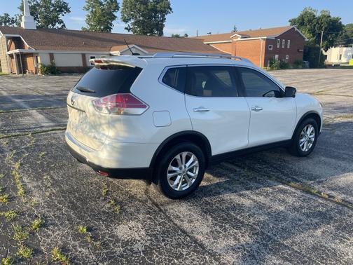 White 2016 Nissan Rogue SV