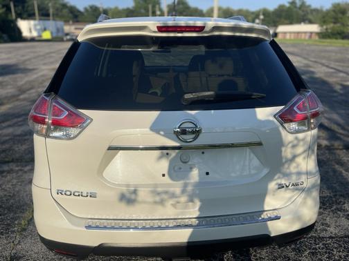 White 2016 Nissan Rogue SV