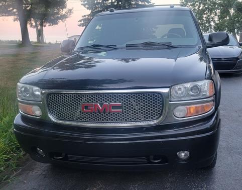Photo 2 of 10 of 2005 GMC Yukon XL Denali