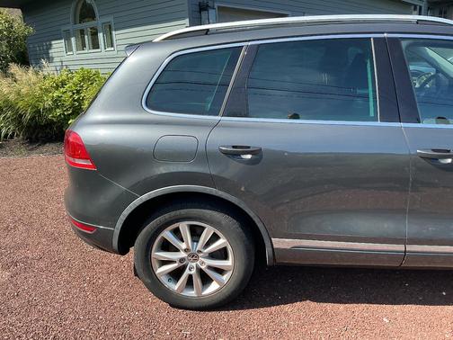 Gray 2014 Volkswagen Touareg 3.6L Executive