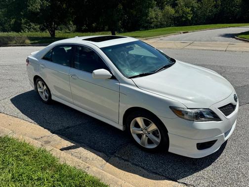 White 2011 Toyota Camry SE