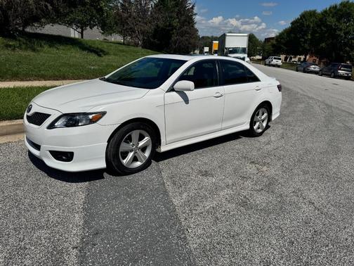 White 2011 Toyota Camry SE