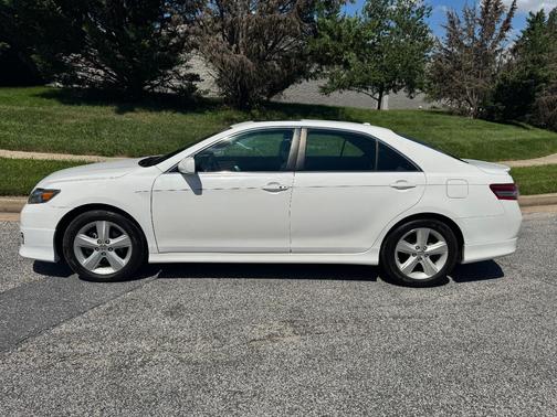 White 2011 Toyota Camry SE