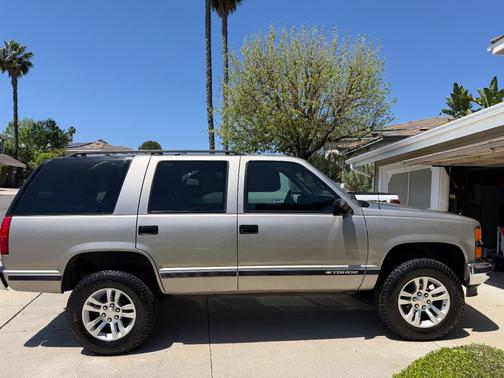 Gold 1999 Chevrolet Tahoe LS
