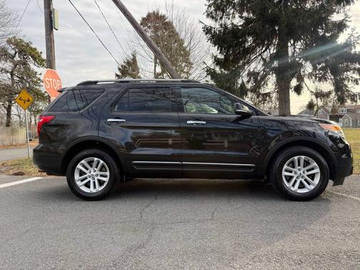 Black 2013 Ford Explorer XLT