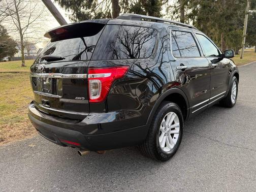 Black 2013 Ford Explorer XLT