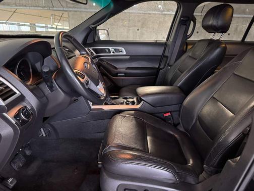 Black 2013 Ford Explorer XLT