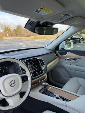 2021 Volvo XC90 T6 Momentum