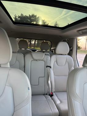 2021 Volvo XC90 T6 Momentum