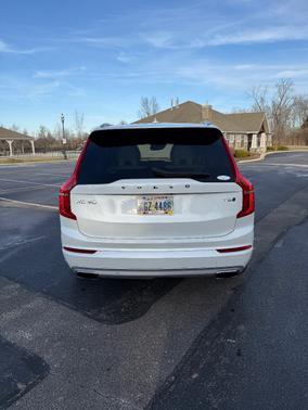 2021 Volvo XC90 T6 Momentum
