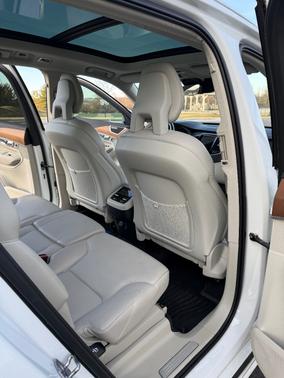 2021 Volvo XC90 T6 Momentum