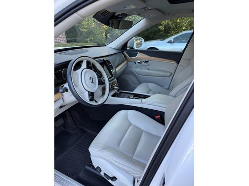 2021 Volvo XC90 T6 Momentum