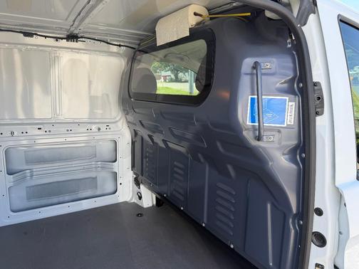 White 2022 Mercedes-Benz Metris Standard Roof