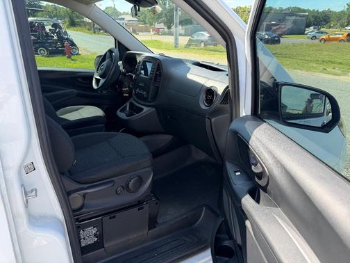 White 2022 Mercedes-Benz Metris Standard Roof