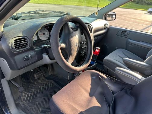 Blue 2005 Dodge Caravan SE