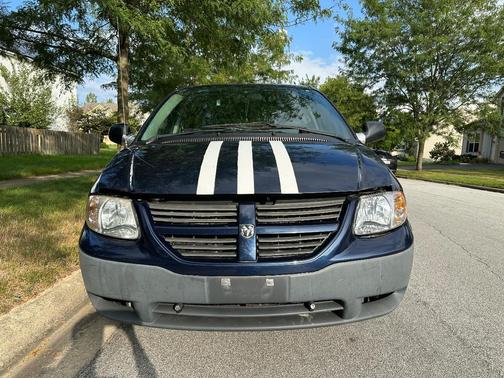 Blue 2005 Dodge Caravan SE