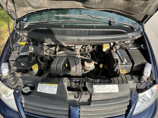 Blue 2005 Dodge Caravan SE