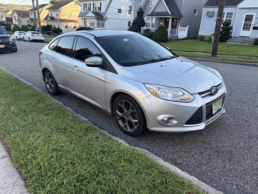 Silver 2013 Ford Focus SE