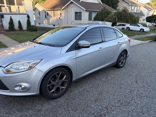 Silver 2013 Ford Focus SE
