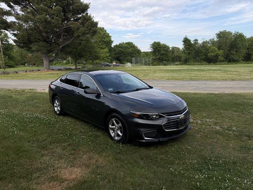 Gray 2018 Chevrolet Malibu 1LS