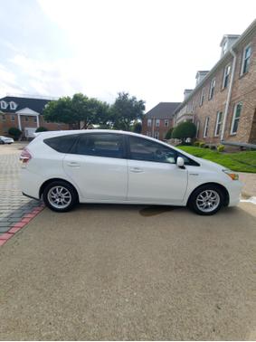 2015 Toyota Prius v Five