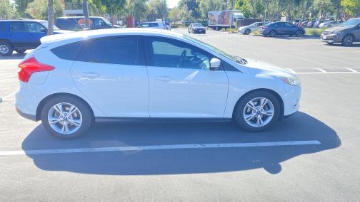 Photo 5 of 7 of 2012 Ford Focus SEL